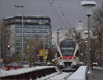 Erster Schnee des Winters.

Seehas RABe 521 203 auf der Rheinbrücke in Konstanz. November 2024.