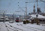 Erster Schnee des Winters.

Interregio nach Luzern steht im Bahnhof Konstanz bereit. November 2024.