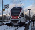 Erster Schnee des Winters.

Der Seehas RABe 521 204 auf der Rheinbrücke in Konstanz. November 2024.