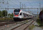 0-521-rabe-521-flirt-chd/893763/rabe-523-060-und-rabe-521 RABe 523 060 und RABe 521 029 in Pratteln. August 2025.