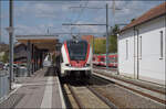 RABe 522 207 wartet in Bonfol auf die Rückfahrt nach Porrentruy. April 2026.