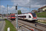 RABe 522 207 trifft in Bonfol ein. Daneben ist der alte Triebzug mit RBDe 567 181 L'Allaine eine richtig gepflegte Erscheinung. April 2026.
