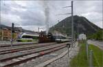 Vapeur Val-de-Travers: Train du Terroir.

E 3/3 8511 in Fleurier eingekesselt zwischen RABe 523 075 und dem Bt des TransN RABe 567 314. Mai 2023. 
