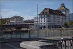 Ein Flirt RABe 523 auf der Aarebr�cke in Solothurn.