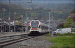 RABe 523 058 und ein weiterer RABe 523 warten in Laufen die Rückreise nach Olten via Basel ab.