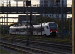 Noch schnell der Abend in Pratteln.

Mouette RABe 523 509 hilft als HVZ-Verstärker auf der Bözbergstrecke aus. Oktober 2024.