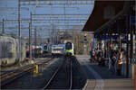 RABe 515 029 trifft in Biel ein und fährt in Kürze wieder zurück nach Belp. Dezember 2025.