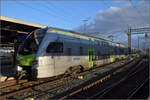 Einer der wenigen langen Mutz RABe 515 035 wartet in Biel auf seine Abfahrt nach Bern. Dezember 2025.
