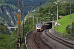 RABe 526 108/208 auf der Intschireussbrcke. Im Hintergrund die Chrstelenbachbrcke. Juli 2024.