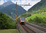 RABe 526 108/208 auf der Intschireussbrcke. Im Hintergrund der 2987 m hohe Chli Windgllen. Juli 2024.