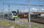 Traverso RABe 526 123 der SOB fährt durch Burgdorf. Links stört der parkende RABe 528 120 die Fotostunde im Bahnhof. Mai 2025