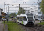 RABe 526 735 mit Deutschlandpaket in Erlen. April 2024.