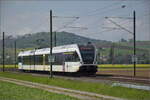 RABe 526 803 fährt nach Wilchingen-Hallau ein.