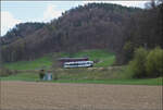 RABe 526 721 versucht, sich im Rücken des Fotografen durchzuschleichen. April 2026.