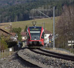 Der ehemalige RM-GTW, RABe 526 282 verl�sst Court auf seinem Weg nach Biel.
