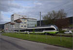  RVT-Flirt  in Fleurier. RABe 527 333 ist im Eigentum von TRN, das heute auch unter TransN firmiert. Mai 2024.