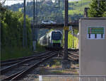 S-Bahn-Mika RABe 528 212 kommt in Langnau an.
