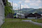 RABe 528 126 auf dem Weg nach Langnau. Emmenmatt, Mai 2025.