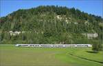 RABe 528 123 in Rossei. Zwar befindet sich der Zug im Gemeindegebiet von Werthenstein, dennoch ist die namensgebende Burg an einem anderen Ort, genaugenommen befindet er sich zwischen Wolhusen und Entlebuch. August 2025. 