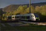 RABe 528 135 in Delémont auf dem Weg nach Basel.