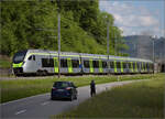 Mika RABe 528 218 muss vor Abfahrt des Dampfzuges noch kreuzen.