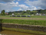 RABe 535 122 'Steffisburg' auf dem Weg nach Ramsei. Im Hintergrund ist Schloss Trachselwald zu sehen. Grünenmatt, Mai 2025.