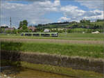 RABe 535 122 'Steffisburg' auf dem Weg nach Ramsei. Im Hintergrund ist Schloss Trachselwald zu sehen. Adelboden, Mai 2025.