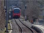 Mehrsystemtriebzug mit verschiebbarem Stromabnehmer Be 552 516 und davor Be 556 515 der SZU verlassen Uitikon-Waldegg.