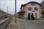 RBDe 567 174 gehört heute zu OeBB historic und ist wegen Gleisbauarbeiten gerade in die Klus in den gleichnamigen Bahnhof ausgelagert, dessen Empfangsgebäude hier mit im Bild ist.