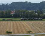 Apfelsaftexpress Be 3/4 43 'Tino', C2 5820 'Thurgauer Stube', dem mir bis dato unbekannten Dynamometerwagen Xd4 99701, dem Transportgut, einem Wagen der Genfer Strassenbahn und am Zugschluss der Tm IV