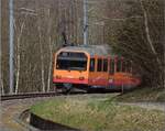 Triebwagen Be 556 522 hinten, ein Tiefeinstiegswagen und ein nicht bekannter Be 556 und vorne Be 556 527 verlassen Uitikon-Waldegg.