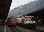 Ge 4/4 III 641 mit Coop-Werbung rangiert an einen Zug nach St. Moritz. Daneben fährt ABe 4/16 3138 in Kürze nach Ilanz ab. Chur, Dezember 2025.