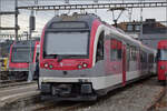 Triebwagen Be 4/4 3003 ist mit Beiwagen und Steuerwagen betriebsbereit. Rechts steht kalt der ältere Triebwagen Be 4/4 51. Yverdon-les Bains, Dezember 2025.