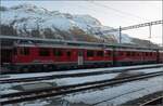 Bernina-Express.

Triebwagen ABe 4/4 54 'Hakone' und ABe 4/4 51 'Poschiavo' warten mit dem Bernina-Express auf ihre Abfahrt in St. Moritz. Januar 2023.