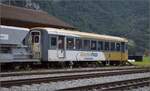Ausrangierter Personenwagen mit Golden-Pass-Anstrich.