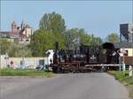 Chemin de Fer Touristique du Rhin, das Kleinod im Auwald bei Neu-Breisach.

Vor der Kulisse von Breisach trifft 030 TB 134 'Theodor' mit den Gästen der Kaiserstuhl-Sonderfahrt im Hafen Neu-Breisach ein. April 2019.