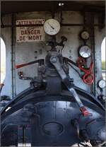 Chemin de Fer Touristique du Rhin, das Kleinod im Auwald bei Neu-Breisach.

In Volgelsheim wird 030 TB 134 'Theodor' mit der Diesellok der BR 312 getauscht, damit die Dampflok wieder an der Zugspitze läuft. Blick auf die Steuerung. April 2019.