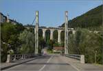 Ein RABe 522 nach Porrentruy auf dem kurzen Abschnitt entlang des Doubs kurz vor dem Bahnhof des mittelalterlichen Ministädtchen St.