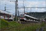 RABe 520 007 und RABe 520 001 Richtung Luzern in Emmenbrücke, in Gegenrichtung RABe 521 020 und RABe 523 038.