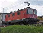 Re 4/4 II 11245 in Emmenbrücke solo Richtung Olten.
