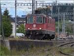 Re 4/4 II 11245 in Emmenbrücke solo Richtung Olten.