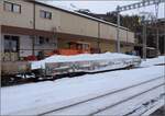 Flachwagen mit dem Ladegut Schnee. Pontresina, Januar 2022.