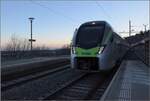 0-528-rabe-528-flirt-4-mika/771118/mika-rabe-528-104-der-bls Mika RABe 528 104 der BLS in Les Hauts-Genevys mit Mont Blanc als Dekoration. Februar 2022.