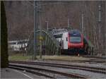 IR Luzern-Konstanz mit Zuglok Re 460 014 'Val-du-Trient' auf der Sihlbrücke. Sihlbrugg, März 2022.