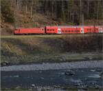 016-4/771662/pendelzug-der-szu-mit-re-456 Pendelzug der SZU mit Re 456 105 zwischen Gattikon und Sihlwald. März 2022.