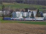 S 14 von Affoltern am Albis hat ihre Fahrt nach Hinwil gerade begonnen. Zwillikon, März 2022.