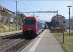 016-4/771769/dpz-mit-lok-re-450-056 DPZ mit Lok Re 450 056 in Birmensdorf. März 2022.