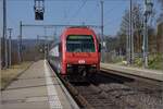 016-4/771770/dpz-mit-lok-re-450-056 DPZ mit Lok Re 450 056 in Birmensdorf. März 2022.
