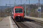 016-4/771771/dpz-mit-lok-re-450-056 DPZ mit Lok Re 450 056 in Birmensdorf. März 2022.