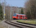 Mehrsystemtriebzug mit verschiebbarem Stromabnehmer Be 552 515 und dahinter Be 556 516 der SZU erreichen Uitikon-Waldegg. März 2022.